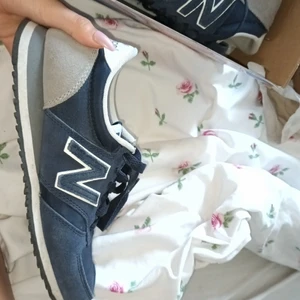 New balance skor - Säljer new balance skor i bra skick! Det finns lite skador men mer bilder kan jag absolut skicka priv. Nypriset är 799kr fast jag säljer för 250kr(pris kan diskuteras) och man får också lådan ol man köper❤