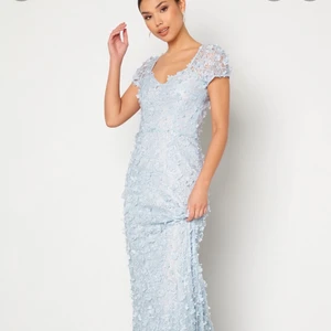 Ida Sjöstedt Gigi Dress Pale Blue  - stl 34, uppsydd klänning med släpp. Är 160 lång. Använt en gång på balen. 