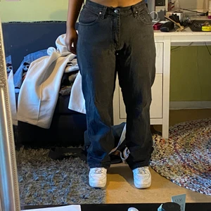 Svarta High Wasted Wrangler Jeans - Ett par svarta wrangler jeans, rätt så väl använda. Storlek 32x32. Jag är 162 och de är lite för långa på mig. Frakten ligger mellan 60-80kr.