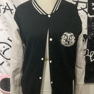 Bts jacka  - En jacka med btw tryck 