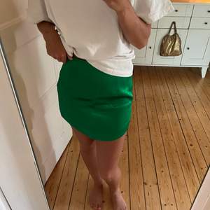 Satinkjol från Zara i en magisk grön färg! Köpt förra året men aldrig använd tyvärr, nypris 399kr 🍉