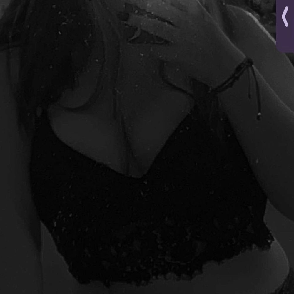 JĂ€tte snygg svart croptop helt i spets! :) Köpte den för kanske 1 Ă„r sen och dĂ„ vart jag F/G kupa och den passade ganska bra! Den Ă€r dock HELT i spets & genomskinlig sĂ„ svart bh behövs under, har det pĂ„ bilden och den ser fortfarande jĂ€tte bra ut! đ€. Toppar.