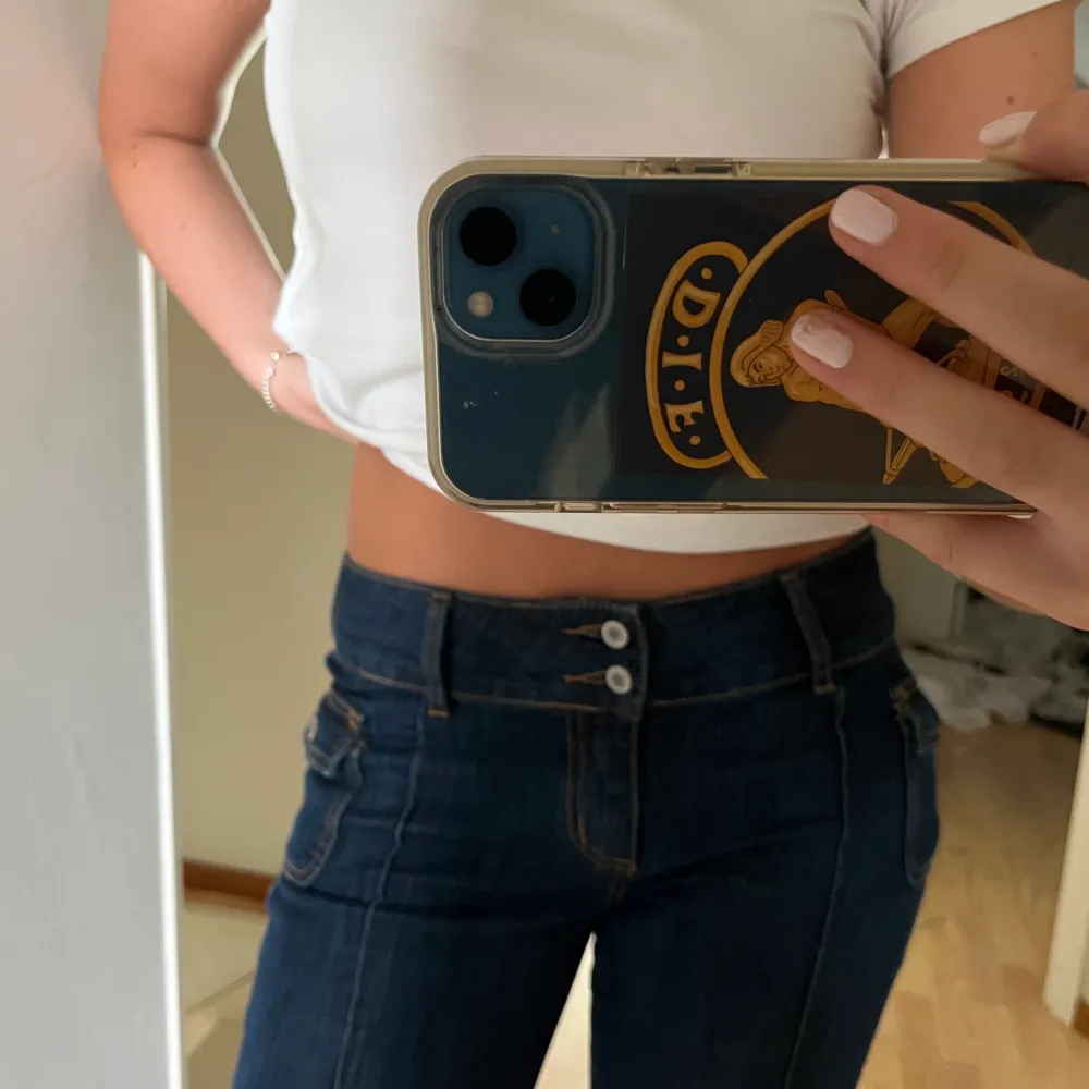 Jätte snygga lågmidjade brandy Melville jeans. Har sprätt ner dom så dom är någon cm längre på varje ben och är helt långa på mig som är 176 men kan lätt sys upp igen för nån som är kortare💕💕💕 passar ca/s och liten M beroende på hur man vill ha dom💕💕. Jeans & Byxor.