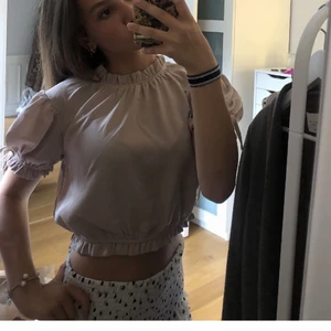 Topp  - Beige söt topp ifrån NA-KD 💗 Storlek: 38, aldrig använd 🤍🤍