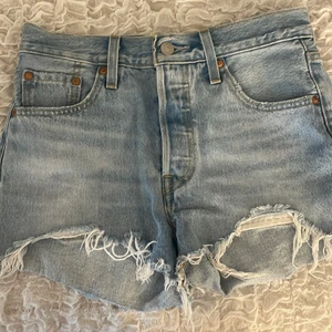 Levis shorts - As snygga levis shorts som jag verkligen ÄLSKAR!! Men dom passar mig tyvärr inte längre❤️köpte dom för 649 kronor på levis men säljer för 100kr❤️ Står ingen storlek men jag skulle säga att det är S men passar även XS