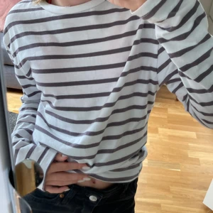 Na-kd randig tröja - Randig tröja i storlek xxs ifrån na-kd, aldrig andvänd