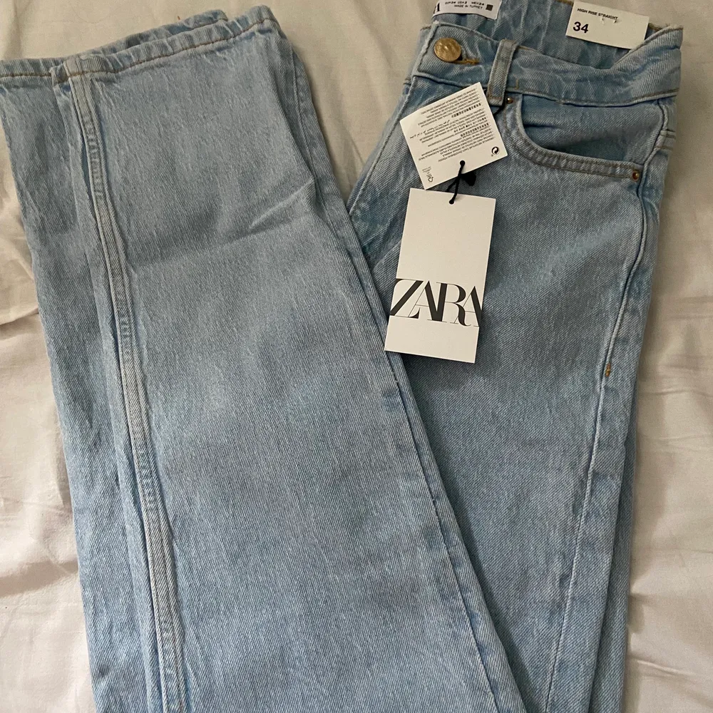Helt nya Zara jeans, säljer pga att de var alldeles för små. Alla lappar finns kvar. Storlek 34. Jeans & Byxor.
