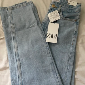 Zara jeans High Rise Straight - Helt nya Zara jeans, säljer pga att de var alldeles för små. Alla lappar finns kvar. Storlek 34