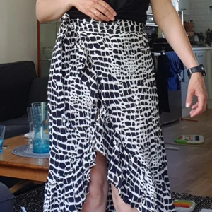 Omlott kjol - Kjol i omlottmodell, storlek 36 och jag är inte en 36a längre så slitsen bör bli mindre för en som faktiskt bär 36. Gina tricot 100% viskos   Köparen står för frakt