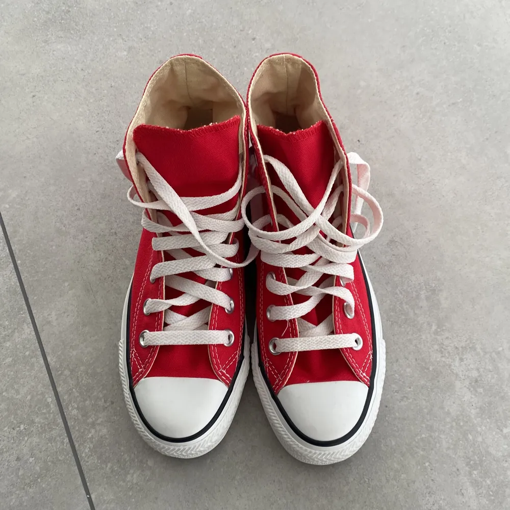 Ett par röda converse skor i storlek 36. Skorna är i ny skick och ändast använda vid ett fåtal tillfällen.. Skor.
