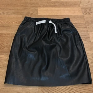 En skinkjol  - Den är i fint skick och är väldigt fin och så kostar 35 frakten är 10 fastän det inte står så så snälla buda ni har 24 timmar på er