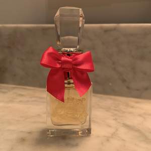 Juicy couture parfym som bara är använda ett sprut då lukten inte passa på mig!☺️ 50 ml. Nypris är 700