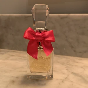 Juicy couture - Juicy couture parfym som bara är använda ett sprut då lukten inte passa på mig!☺️ 50 ml. Nypris är 700