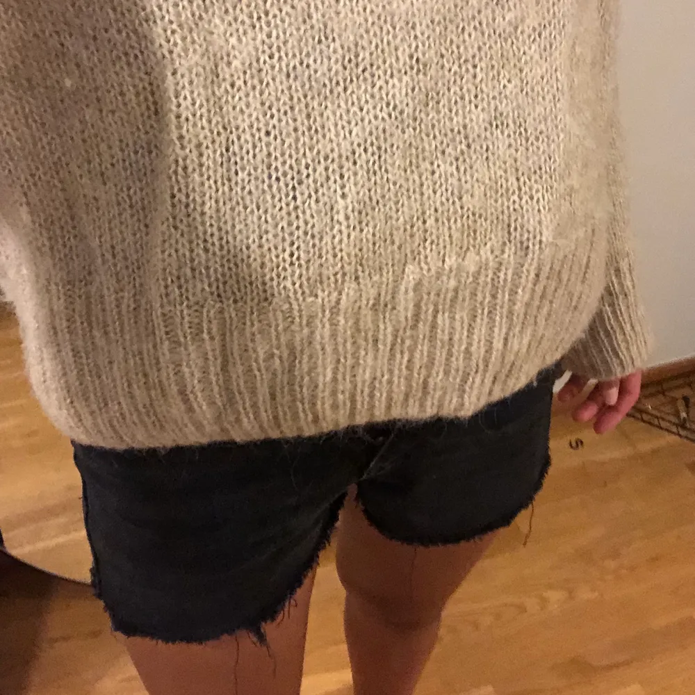 Säljer dessa snygga jeansshorts som tyvärr blivit försmå. Har fler bilder så det är bara att fråga om du vill ha!. Shorts.