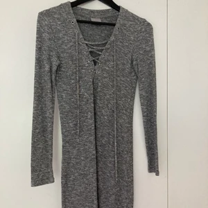 Klänning  - Fin grå klänning med snörning. Från Vero Moda, storlek S  Möts upp eller står du som köpare för frakten 