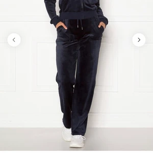 Juicy couture set - Hej, säljer elr kan tänkas byta ett sett i storlek xs/xxs,  Färgen heter night sky och är använt ett fåtal gånger då den är väldigt ny, sömmen där nere är sydd 2 cm upp men kan sprättas upp om det önskas  (Tröjan xxs och byxorna xs)