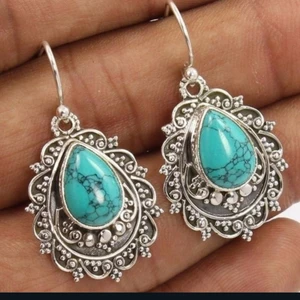 Eleganta Silver Örhängen  - Helt nya eleganta örhängen i vintage stil med naturlig turkos sten. Örhängena är i 925 Sterling Silver och passar lika bra till fest som till vardags. (Begränsat antal)                       Obs! Billigare vid köp av fler än två produkter.
