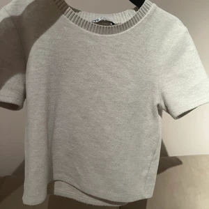 Zara tröja - Beige zara tröja i S. Knappt använd är i bra skick och är helt slutsåld💕❤️