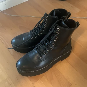 Kängor - Svarta kängor stl 39, knappt använda o i fint skick👌🏼