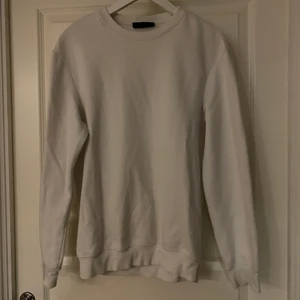 Sweatshirt tröja H&M  - Fin sweatshirt tröja från H&M, lite små nopprig, men annars i fint skick, knappt använd, från herravdelningen. Är öppen för prisförslag, kan mötas upp i Stockholm och det är bara att skriva för fler bilder:) 