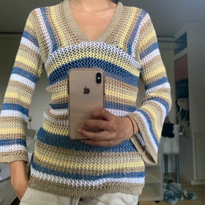 Stickad tröja - Intressekoll på denna stickade toppen, har lite glitter i sig & väldigt gullig till sommaren. Om fler är intresserade blir det budgivning🫶🏽 Priset är exklusive frakt 