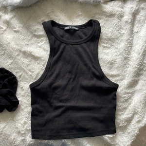 Svart linne  - Ett fint linne från zara🤍 använt 2 ggr så bra skick! frakt är inkluderat i priset💚 vill man mötas upp är det billigare.