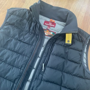 Parajumpers (Super Light Weight)  - Klassisk väst från parajumpers, passar både kvinna och man. Säljes i storlek M. Köpt 2019 och använd ett tiotal gånger. Skicket på plagget är bra. 