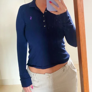 Polo tröja🤍 - Långärmad piké tröja i marinblått, knappt använd🤍