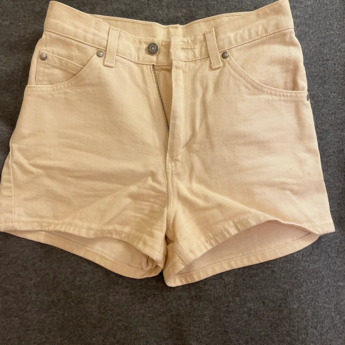 Levis shorts ljusgula  - 91
