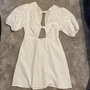 Söt klänning - En söt sommarklänning från hm. Aldrig använd pga fel storlek men han tyvärr ta av prislappen.   Köparen betalar eventuell frakt 