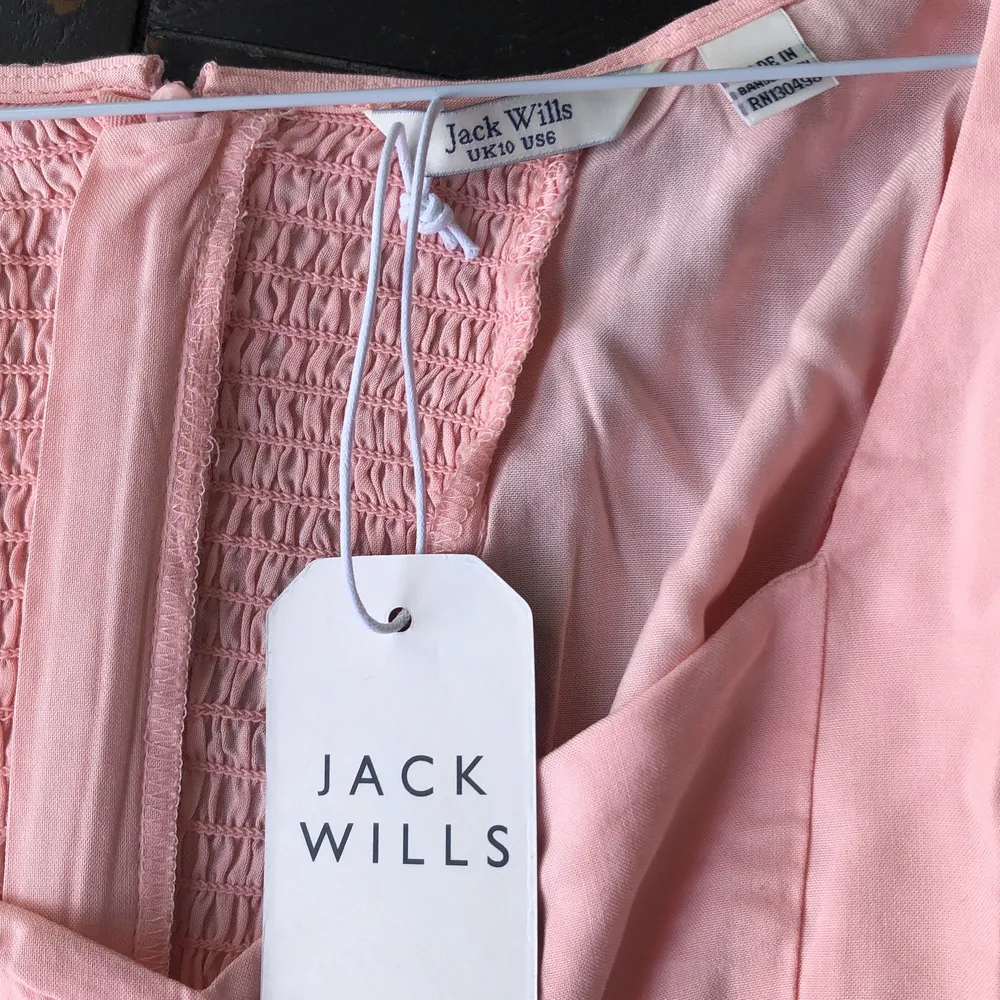 En fin Jack Wills tröja som har tyvärr aldrig kommit till användning pga den inte passade. Den sitter som en magtröja och lite tight men ändå inte. Frakt kostnad står under men vet inte exakt hur mycket det kostar så beredd att det är mer ❤️. Blusar.
