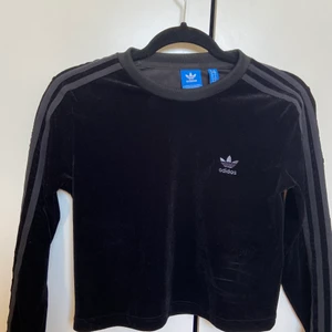 Adidas lite croppad tröja - Snygg och skön, passar både S och XS:)) mesh-tyg med tänder längs armarna