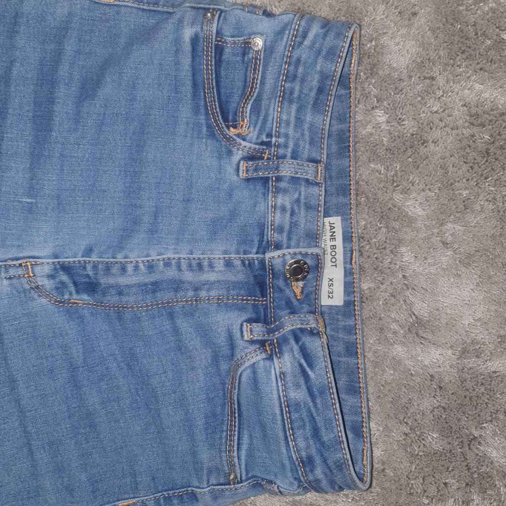 Det här är blåa utsvängda jeans som har storleken på xs, jeansen passar bra och är väldigt bekväma att ha på sig. Jeans & Byxor.