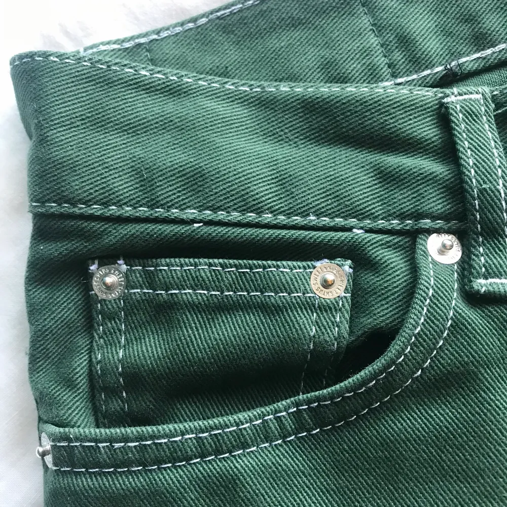 Ett par mörk gröna Sweet Skateboarding jeans med vit outline stitching. Fint skick. Storlek=XS. Ytterbenslängd=96,5cm. Bara att skriva om du har frågor.. Jeans & Byxor.