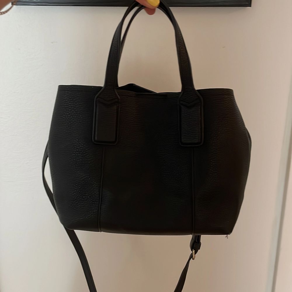 Mango black bag. With long strap that is removable. One pocket inside the bag. Black leather with gold details.. Väskor.