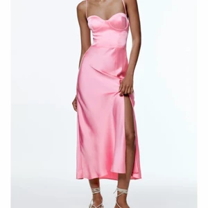 Zara klänning - Underbar sommarklänning från zara i finaste rosa färgen använd 1 gång!!💓💓 nypris 500 men säljer för 299