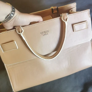 Guess handväska läder - Köpt i butik för 1200, väskan är typ beige/lite rosa