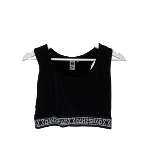 CROP TOP - Svart crop top med brottarrygg. Stretchigt material!   priset inkluderar ej frakt, skriv innan du köper direkt för fraktalternativ