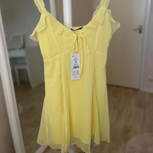 En jätte söt gul klänning från Gina i storlek xs , den är helt ny, prislappen sitter kvar  och är helt slutsåld 💕 nypris 400kr säljer för 350kr frakten ingår inte🫶🏼 