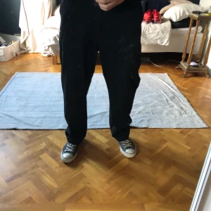 Svarta Weekday Byxor - Svarta Weekday Byxor/Chinos. Paret är storlek 54 vilket betyder att midjan är stor, men för mig (ca180cm) gick dessa att använda med bälte. Byxorna har inga tecken på användning men är använda ett fåtal gånger. Hör av er vid frågor om mått eller liknande!