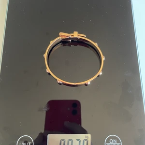 Armband från MK, i färgen rosé - Finns 2 olika storleksatlernativ.  Passar precis mig på minsta storleken, jag har 17cm runt handleden.   Äldre modell, har några repor och normalt slitage. Går säkert att putsa upp den lite.   I materialet ädelstål