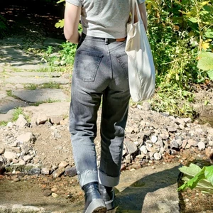 LEVI’s Ribcage Straight grå - Storlek 25.  Jag är 156 cm och har på bilderna vikt upp byxbenen. 