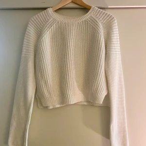 Stickad tröja från Zara - Superfin stickad tröja som tyvärr inte kommer till användning längre. Sparsamt använd. Lite oversized I passformen och långa ärmar som går ner över händerna. Perfekt att dra på sig en sommarkväll🌼Hör av dig för fler bilder eller vid frågor! 