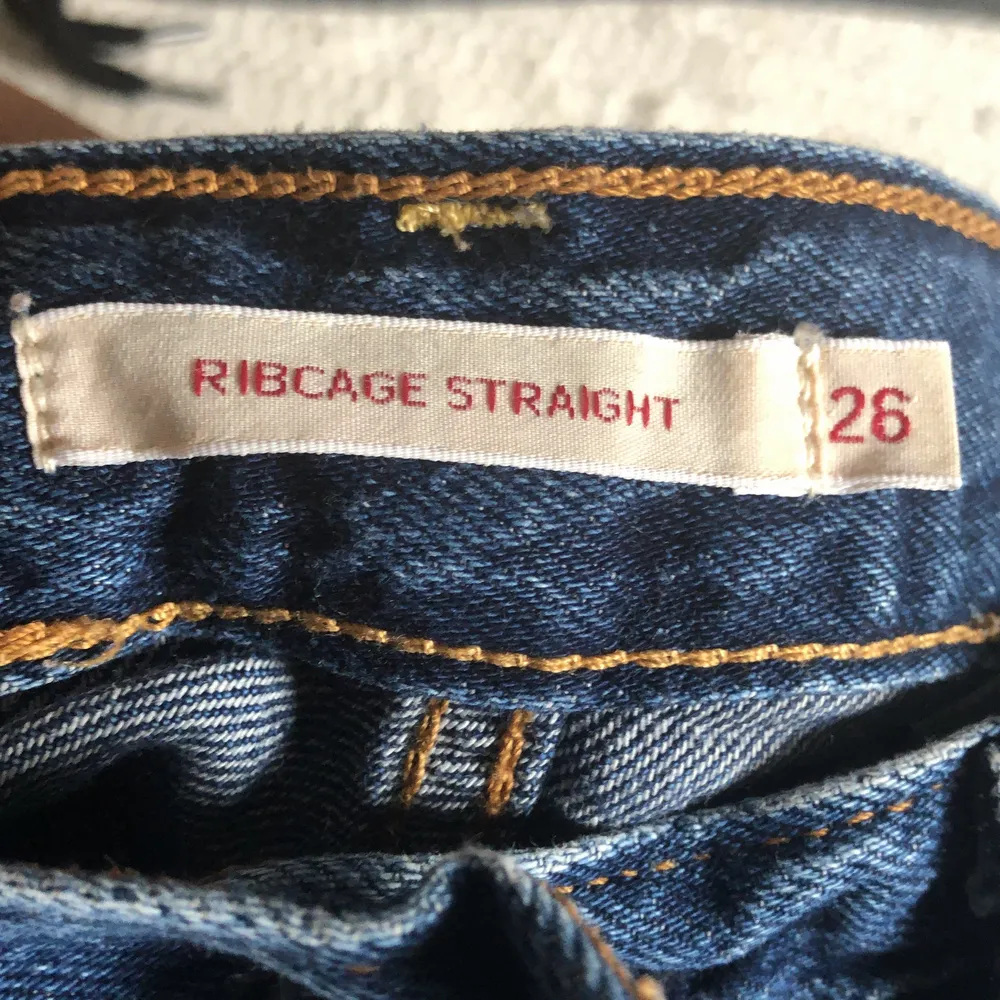 Är i väldigt bra skick fortfarande säljer för att dom inte passar min stil längre . Jeans & Byxor.