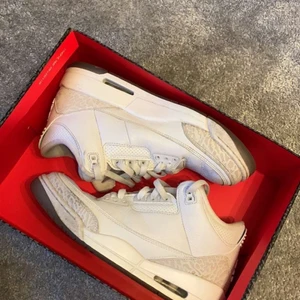 Jordans  - Air Jordan 3 Retro ”Triple White” Säljer mina gamla Jordans storlek 41 då jag ej använder dom längre pga att jag växt ur dom. Köpte dom vintern 2018 så dom har använts men är lite slitna men fortfarande bra skick,  Nypris 3000 men säljer dom för 899