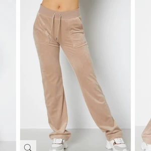 Juicy couture strl xs  - Beiga juicy couture byxor. säljer igen pga oseriös köpare. Köpt för ett halv år sedan men fortfarande väldigt bra skick. Pris kan diskuteras. Skriv för mer bilder💗 jag står för frakten