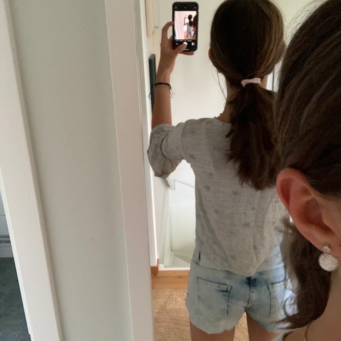 säljer jötte fin tröja och jeansshort - 90