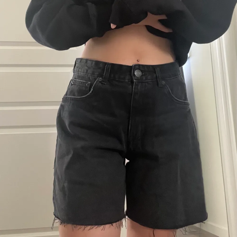 Säljer dessa jätte finna jeans shorts som är ifrån PULL&BEAR säljer pågrund av att jag Inte har någon andvändning för dom, jag har aldrig andvänt dom utan har endast provat dom på💕. Shorts.