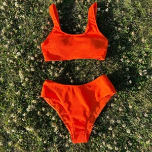 Bikini - Säljer denna asballa bikini, skitcool färg som passar fint nu till sommaren. Köpte den från shein men den var tyvärr för stor för mig. Helt ny med ”skyddslappar” kvar, är lite stor i modellen skulle jag säga. 