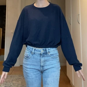 Marinblå Hollister tröja - Marinblå tröja från hollister. Tun och sval på sommaren. Säljer för att jag har vita katter som vårat ner mina kläder. Kommer tvättas innan den säljs. Kontakta vid intresse på mitt nummer via min bio för fler frågor. Köpare står för frakt 